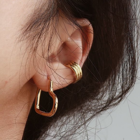 NEW 18K Gold Plated Heart Hoop Earrings - Picture 1 of 8